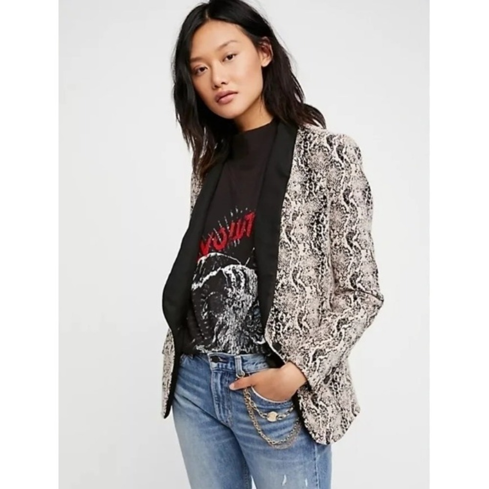 Free People Modern‎ Femme Blazer Size XS Cream Black Snake Print Tuxedo Jacket